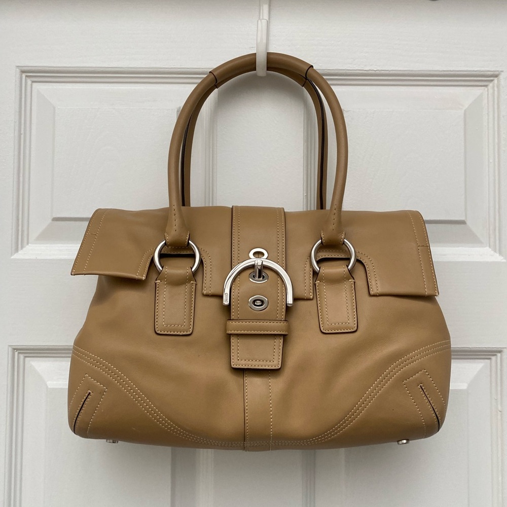 Gorgeous Coach Tan Leather Hampton Soho Buckle Flap Bag w Silver Tone Hardware